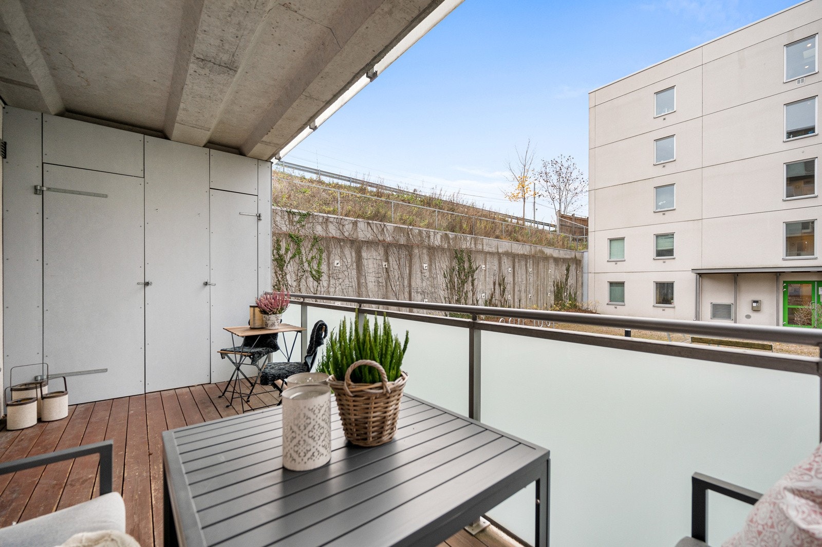 Her vil du ha sol på formiddag - og ettermiddagstid, du får god plass til utemøblement og ev. grill. Galleribilde