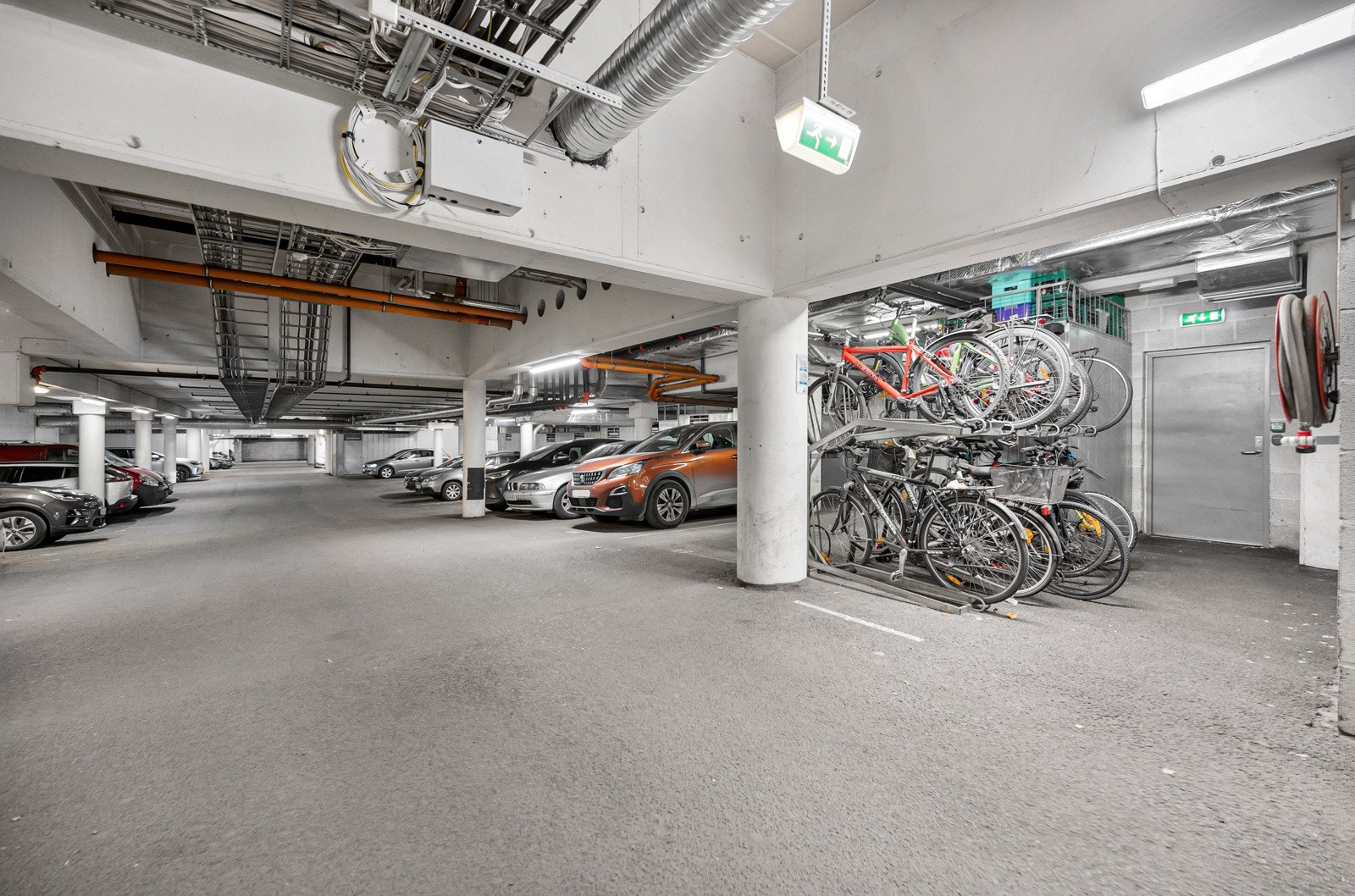 Sykkelparkering i garasjekjelleren. Galleribilde