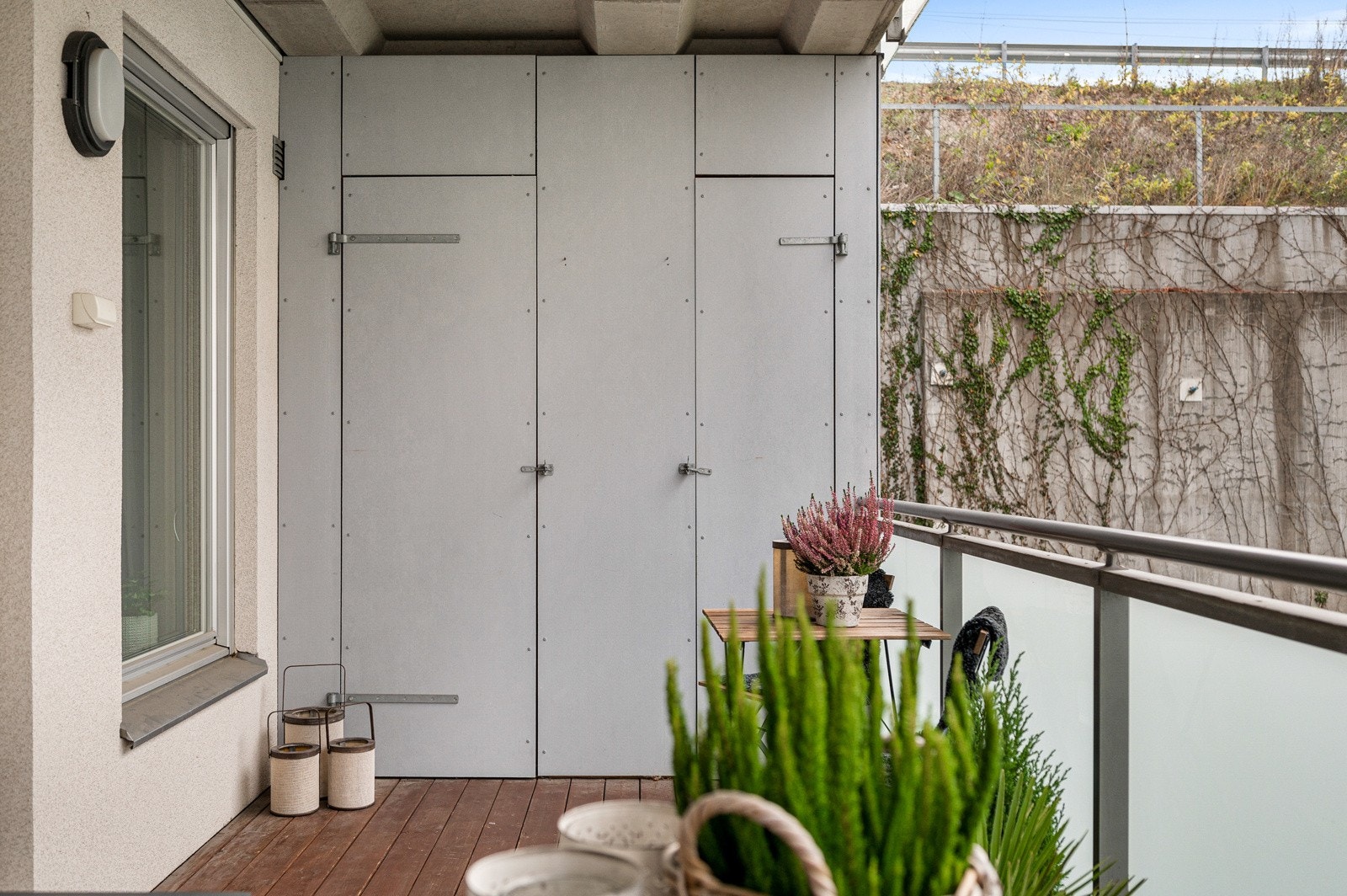 Fra balkongen er det inngang til en bod, perfekt for å oppbevare utemøblement på vinterstid. Galleribilde