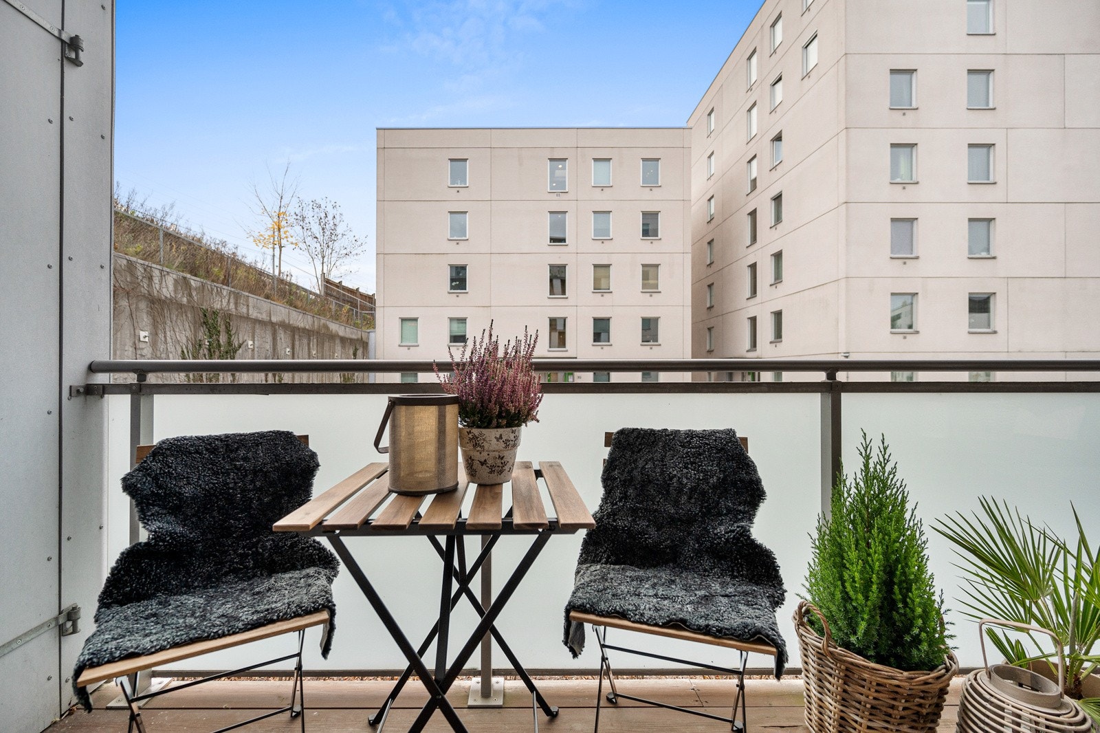 Fra stuen er det utgang til en romslig balkong på hele 10 kvm! Galleribilde