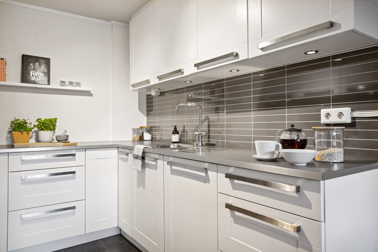 Kjøkkenet har delvis åpen løsning mot stuen, oppført med god skap- og benkeplass i en smart u-form. Galleribilde