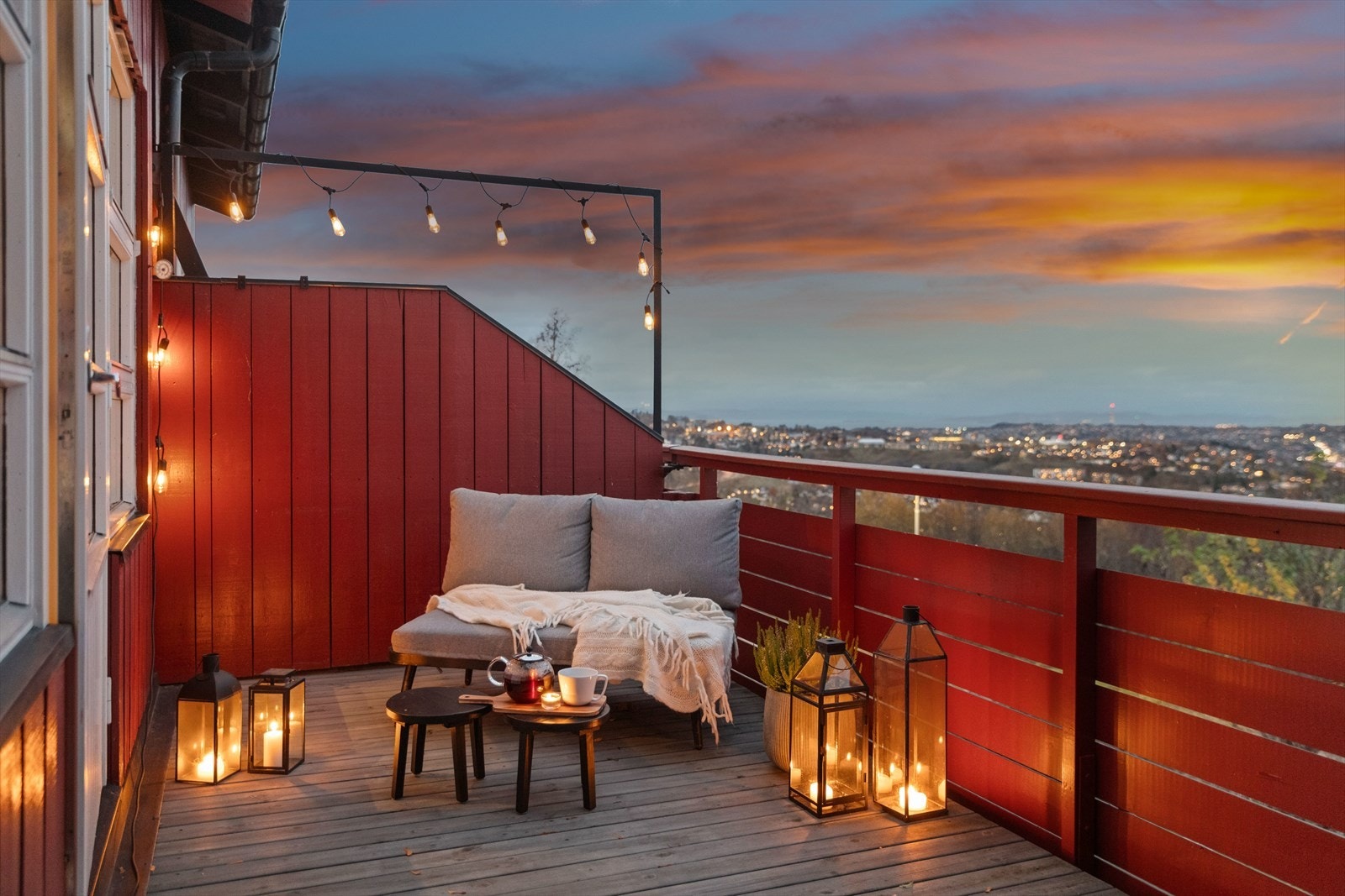 Utenfor stuen har rekkehuset en herlig balkong på ca. 11 kvm, der utsikten viser seg fra sin beste side. Galleribilde