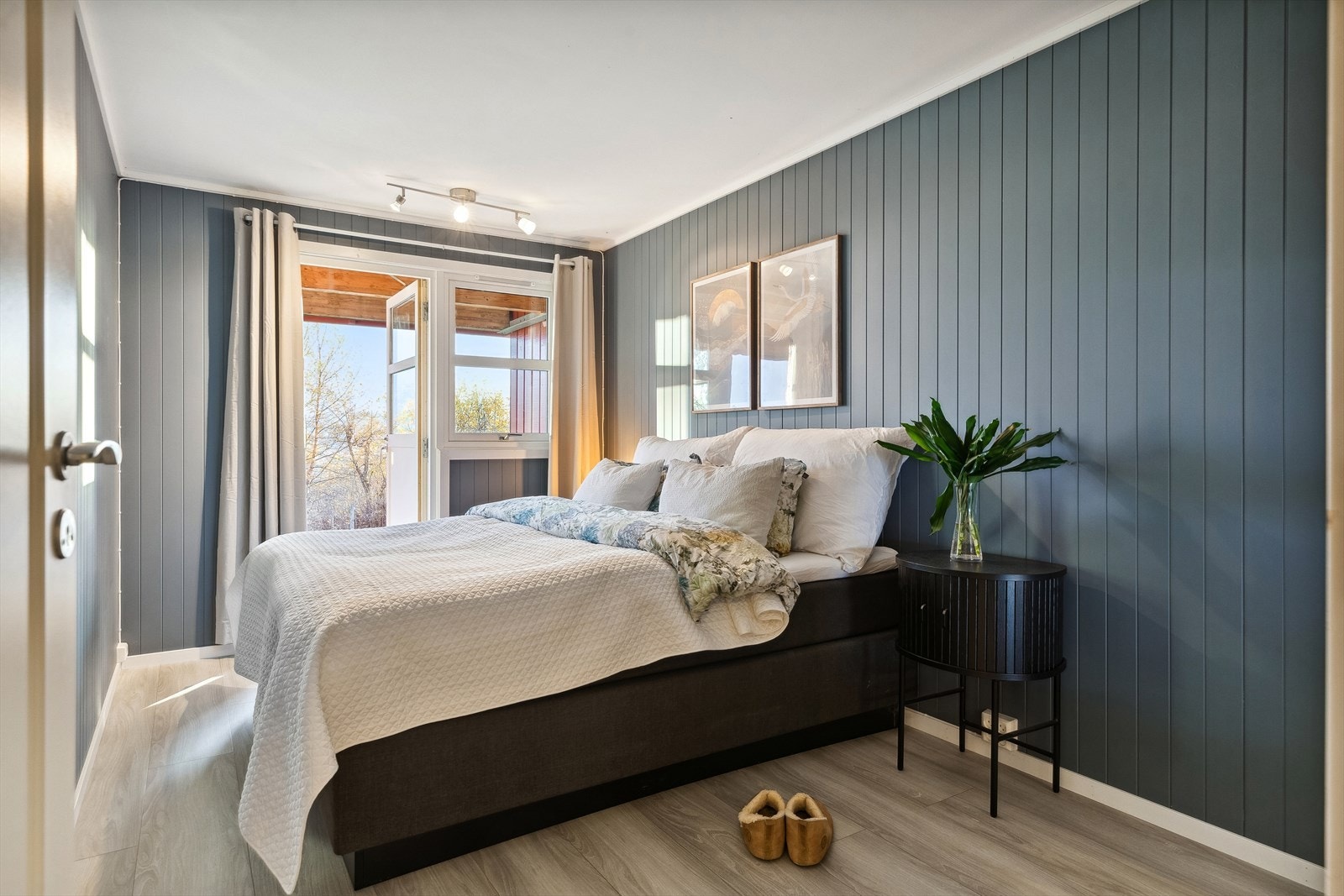 Hovedsoverommet er malt i en mørk og trendy blåtone, noe som gir et lunt og avslappende tilholdssted. Galleribilde