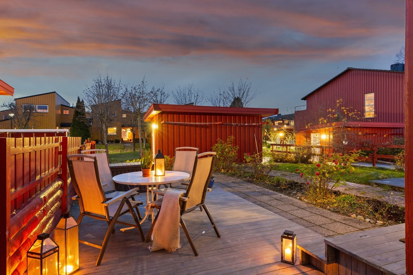 En terrasse ved inngangen gir et godt førsteinntrykk, med levegger og et areal på ca. 20 kvm. Galleribilde