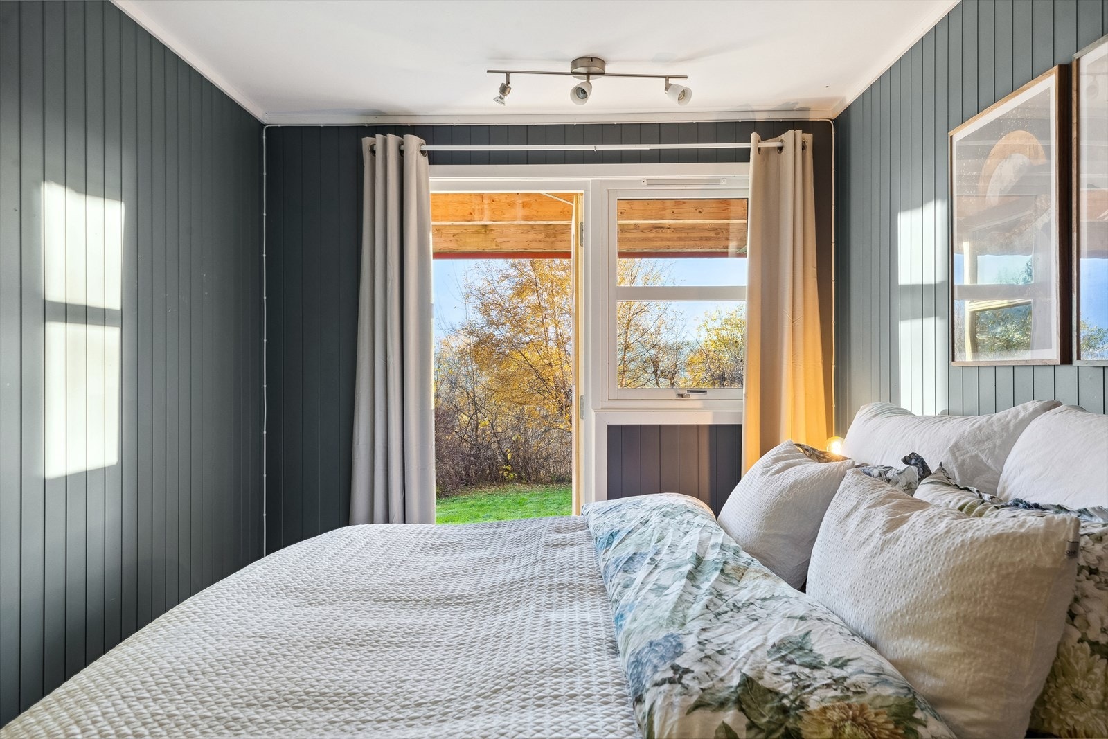 På hovedsoverommet er det utgang til en koselig terrasse, med overbygg og et areal på ca. 8 kvm. Galleribilde