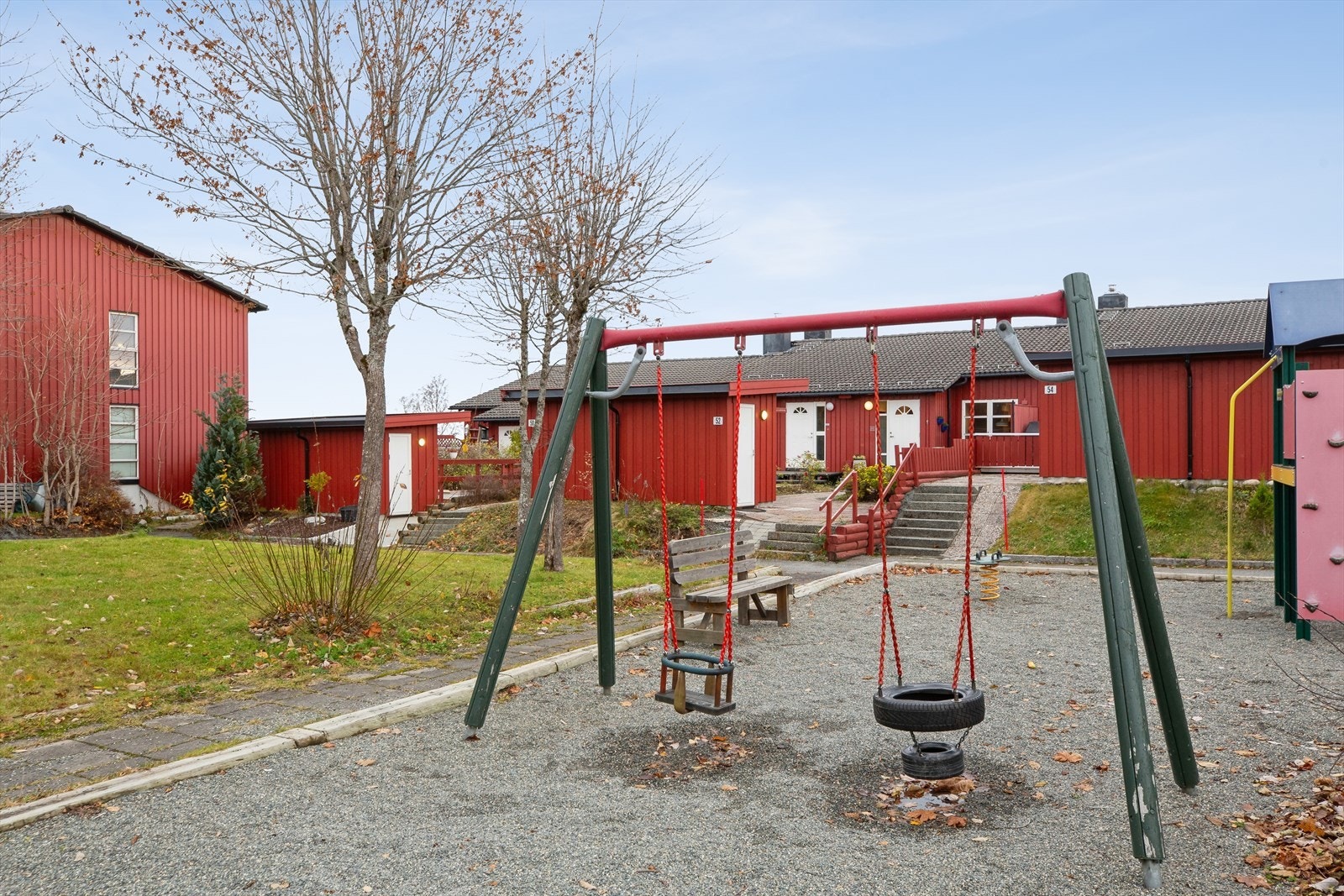 Til barnas store glede har borettslaget en fin lekeplass - rett utenfor døra. Galleribilde