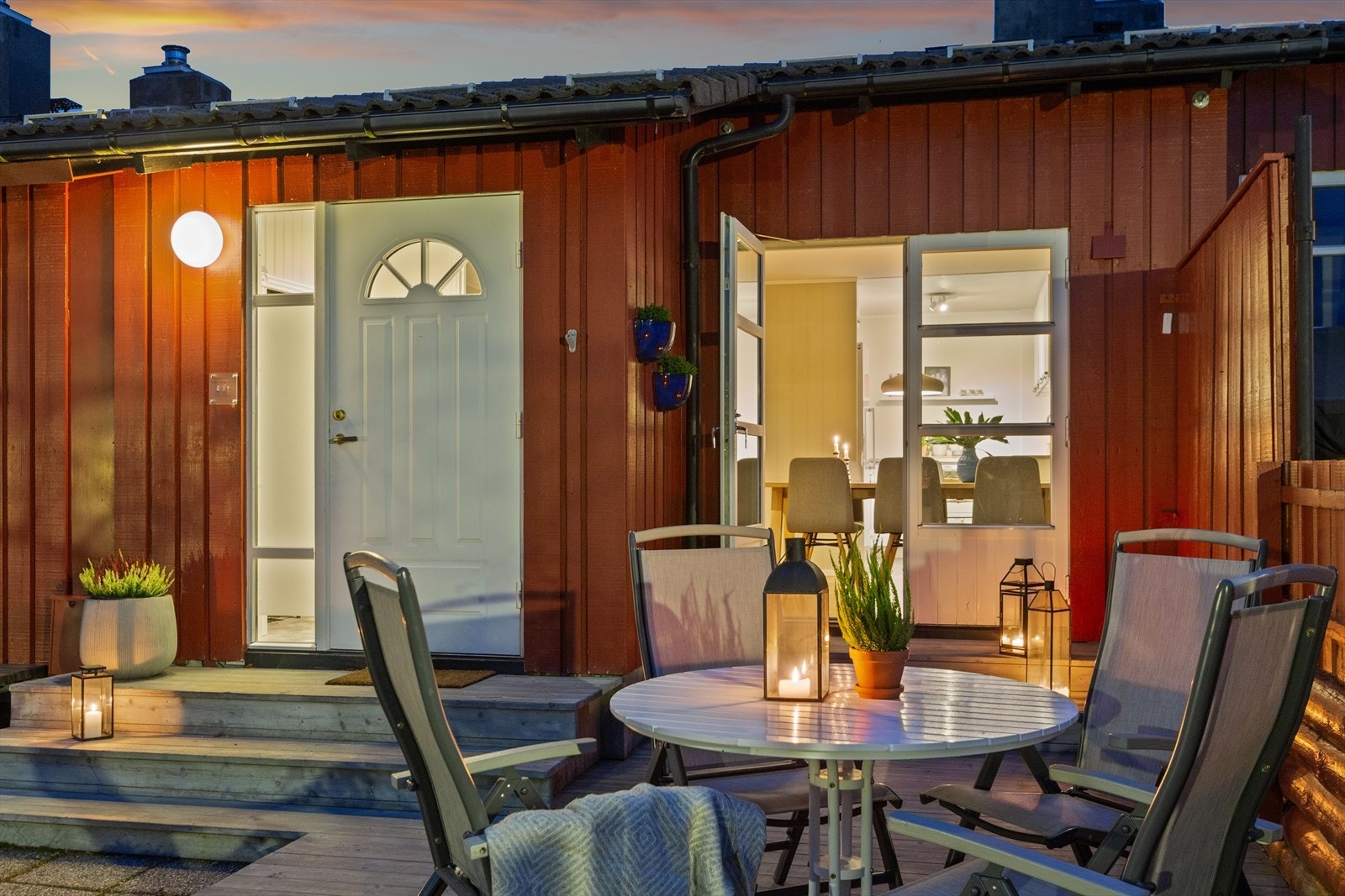 Uteplassene ligger både foran og bak huset, så her kan man enkelt flytte seg etter solen gjennom dagen. Galleribilde