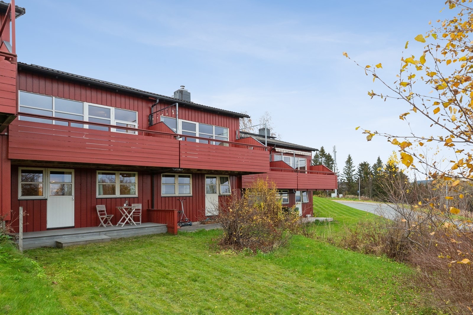 Rekkehuset disponerer en naturlig del av hagen, med busker og gressplen for lek. Galleribilde