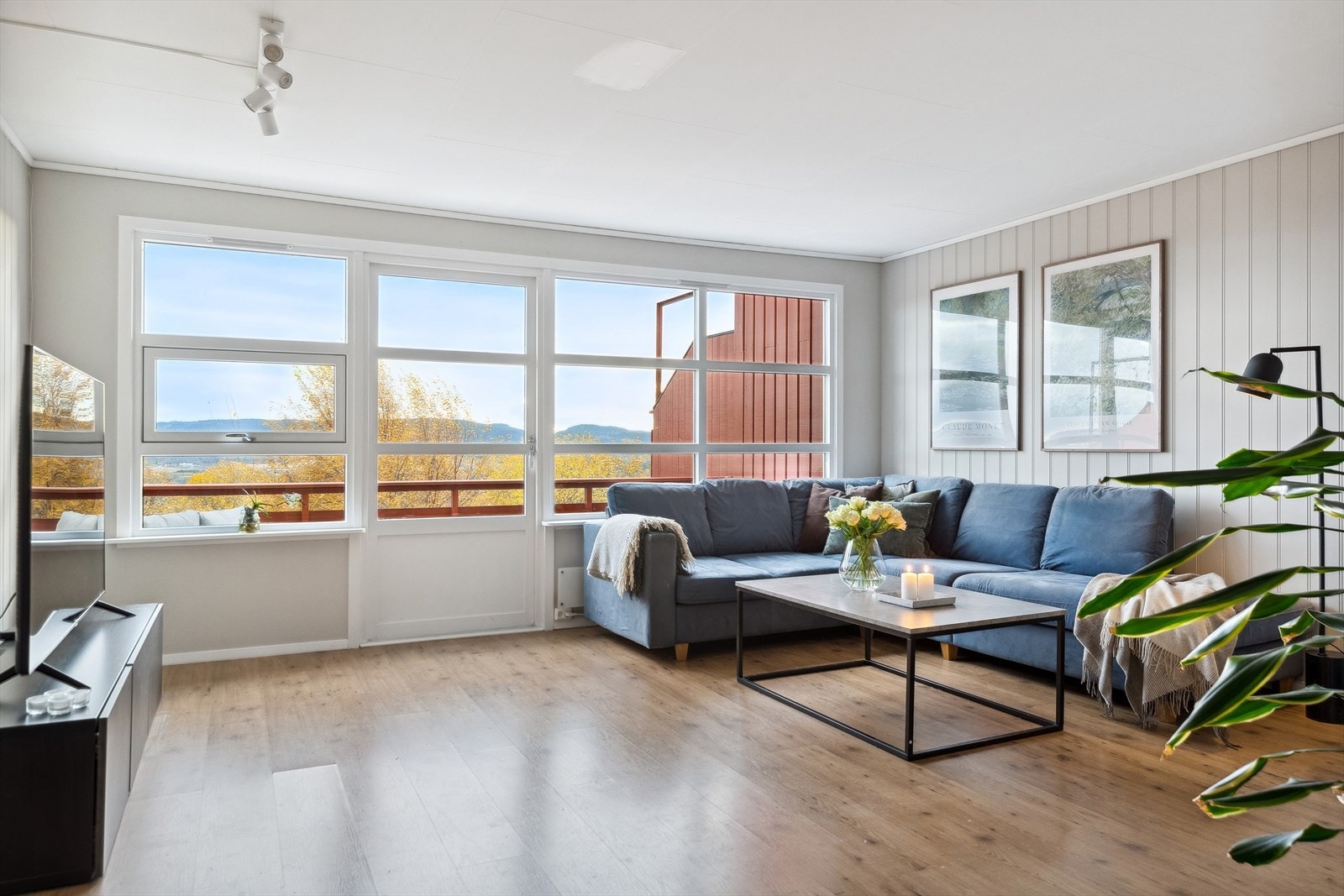 Stuen er et meget pent og romslig oppholdsrom, med klart avdelte soner og god møbleringsfrihet. Galleribilde