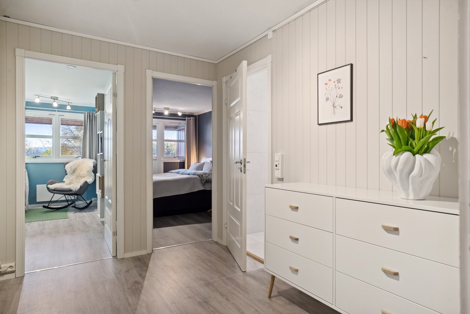 Planløsningen går over to etasjer, og nede har boligen to pene soverom vegg i vegg. Galleribilde