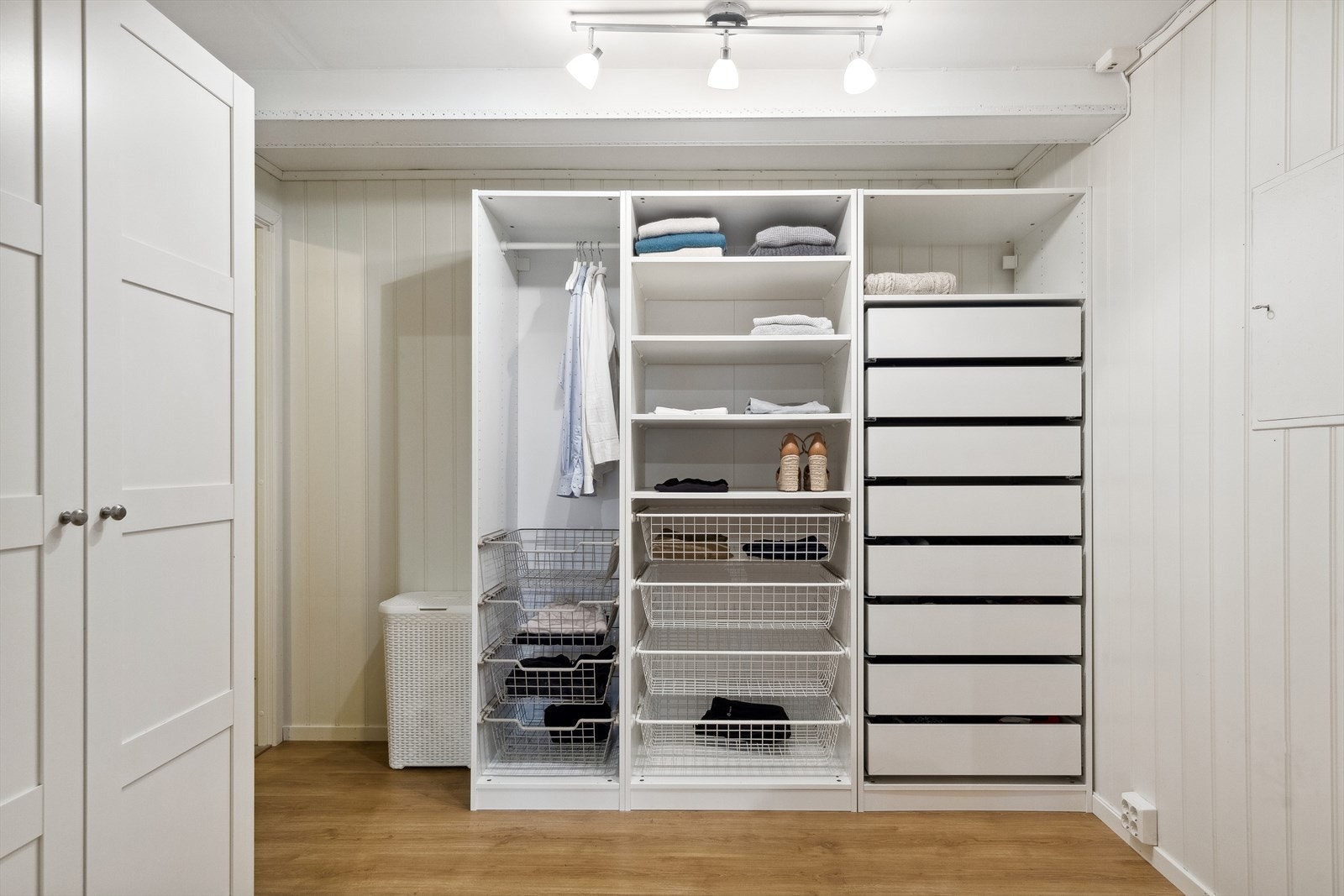 I underetasjen har boligen et omkledningsrom med to garderobeskap. Galleribilde