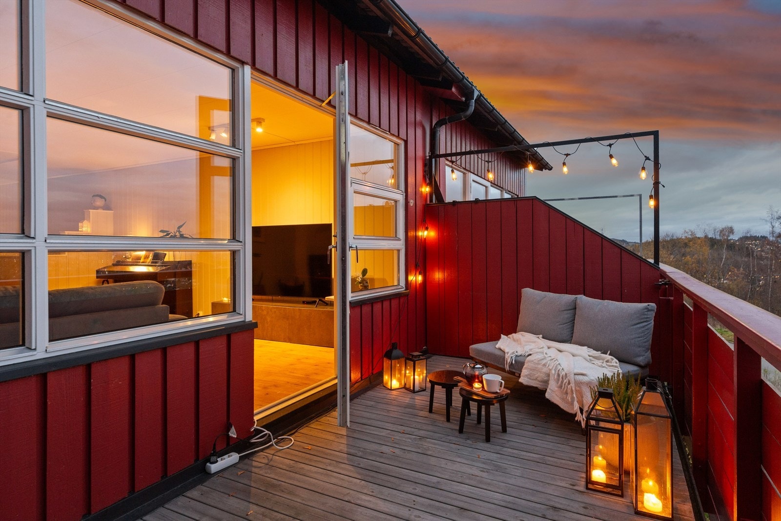 Levegger er montert mot naboene, og balkongen innbyr til både stille stunder og lange, sosiale kvelder. Galleribilde