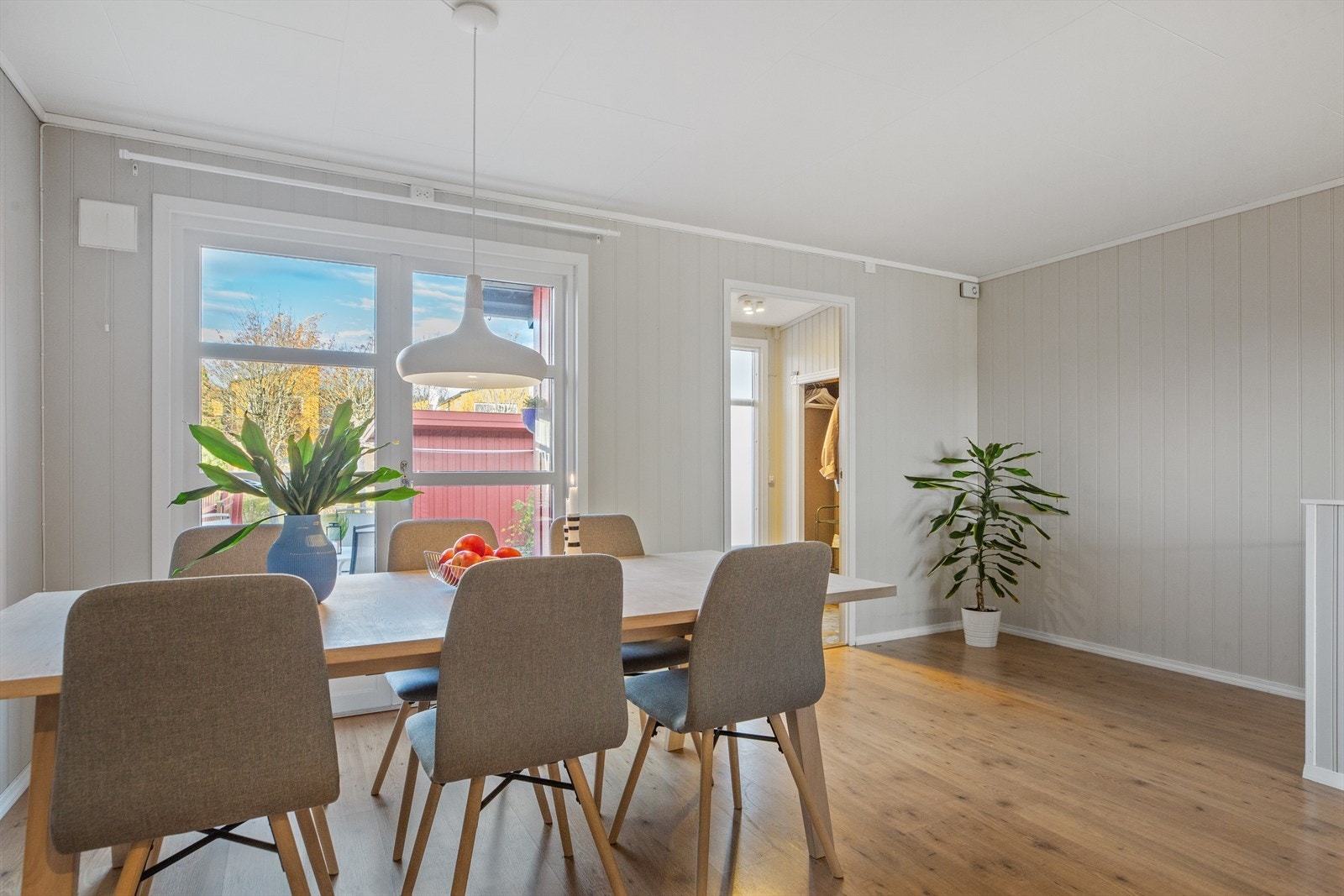 I spisestuen samles venner og familie for hyggelige måltider rundt et langbord. Galleribilde