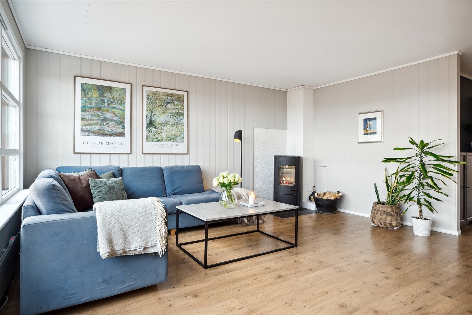 Man finner enkelt både roen og varmen foran en peisovn i stuen. Galleribilde