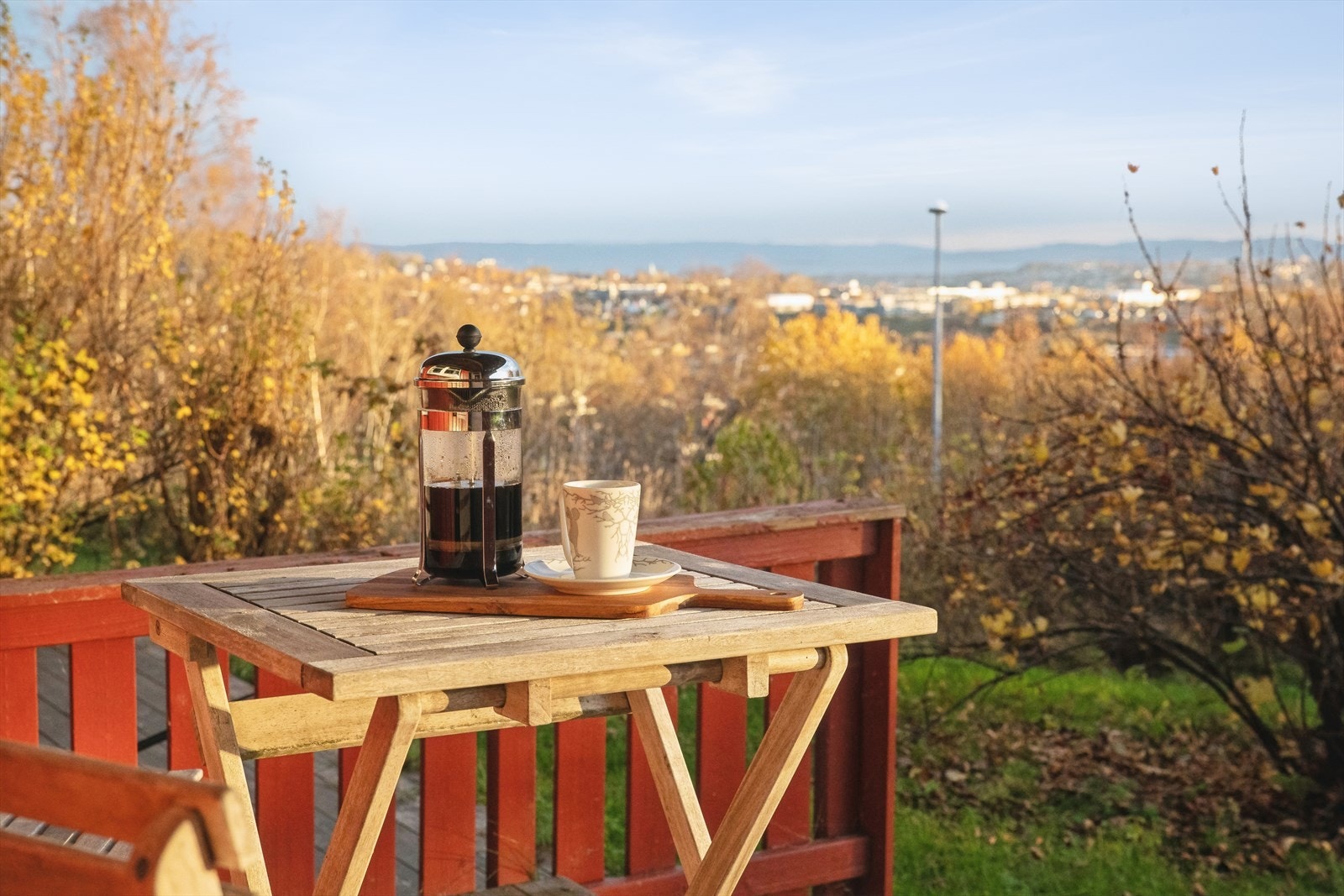 Nabolaget er stille og rolig, i kort gangavstand til buss, idrettsanlegg, flotte turmuligheter og skole for alle trinn. Galleribilde