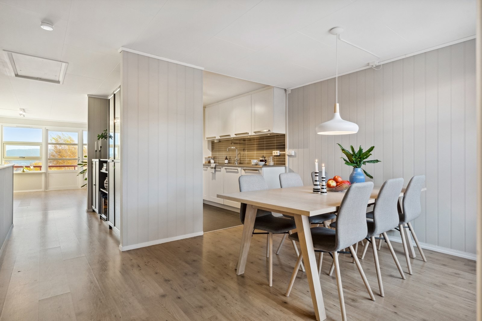 Stuen er naturlig inndelt i ulike brukssoner, og det passer utmerket å innrede med spiseplass utenfor kjøkkenet. Galleribilde