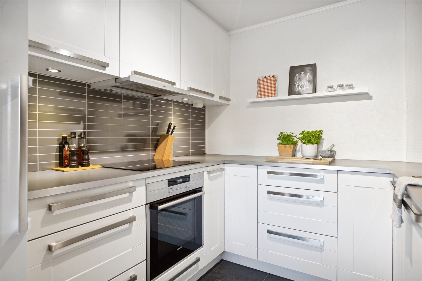 Av hvitevarer har kjøkkenet integrert platetopp, stekeovn og oppvaskmaskin. Galleribilde