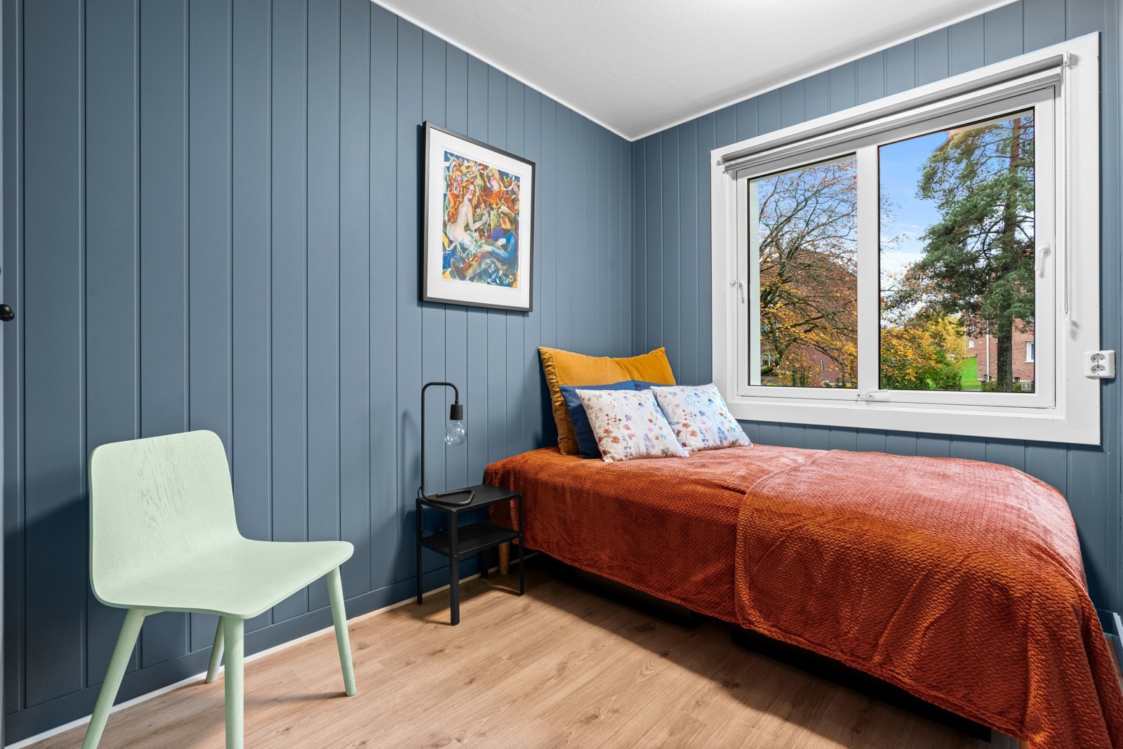 Leiligheten har et pent soverom med adkomst fra stuen. Galleribilde