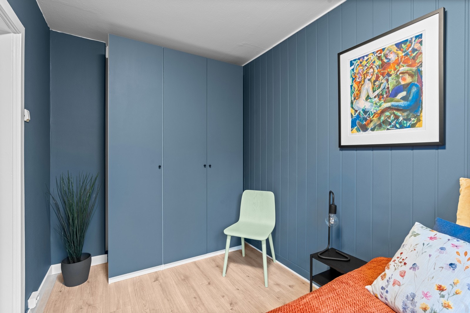 Det er en romslig garderobe for oppbevaring, og ytterligere lagringsplass finnes i boder på tilsammen ca. 11 kvm. Galleribilde