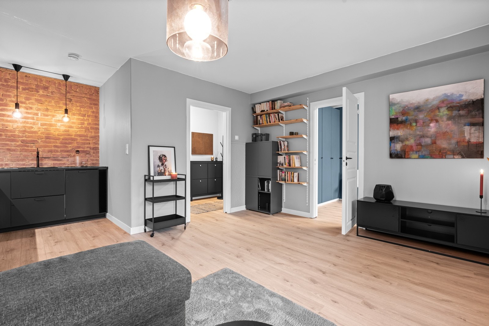 Stuen har god plass for både sofaløsning og mediemøblement. Det er pipeløp i stuen med mulighet for tilkobling av peisovn. Galleribilde