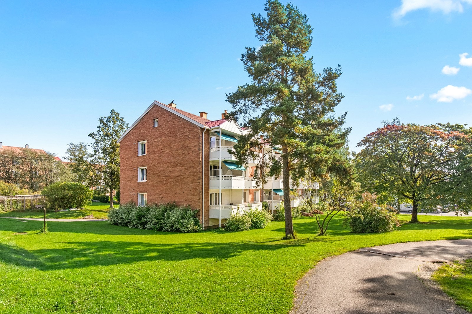 Leiligheten ligger fint plassert i byggets første etasje og vender ut mot pent opparbeide grøntarealer. Galleribilde
