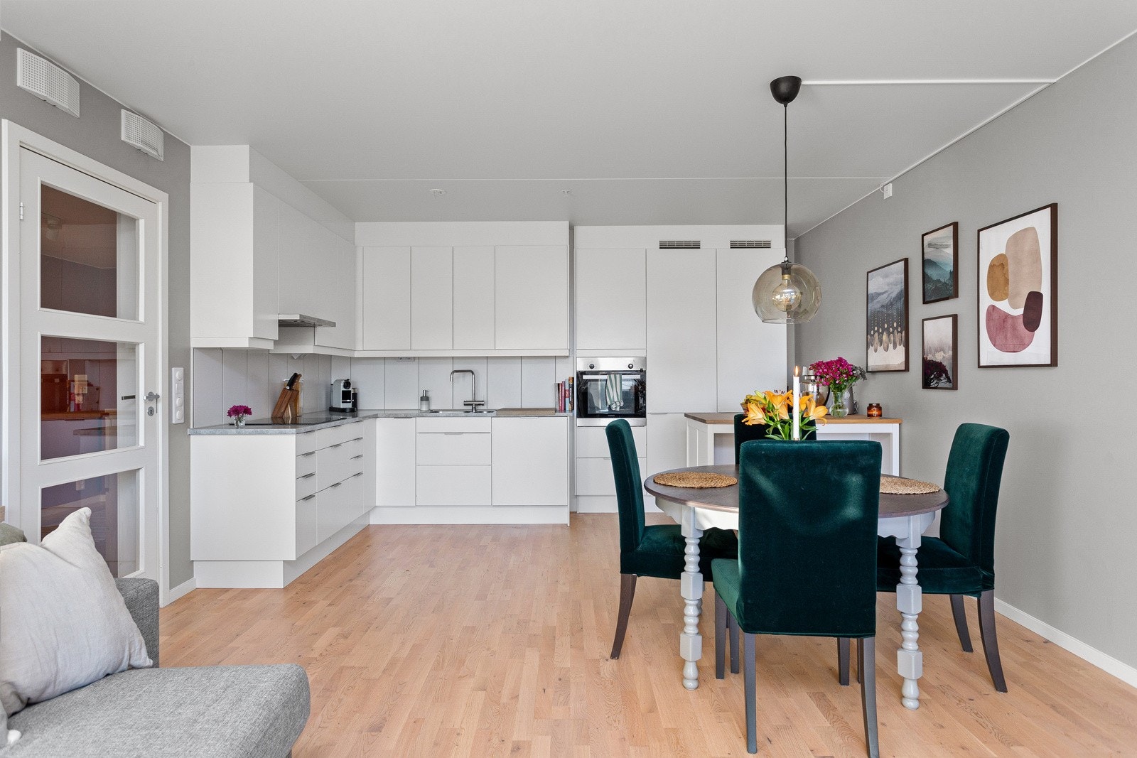 Kjøkkenet er fullt utstyrt med integrerte hvitevarer som medfølger i handelen. Det er også komfyrvakt integrert i ventilatoren og montert aquastop/lekkasjevarsler i benkeskap. Galleribilde