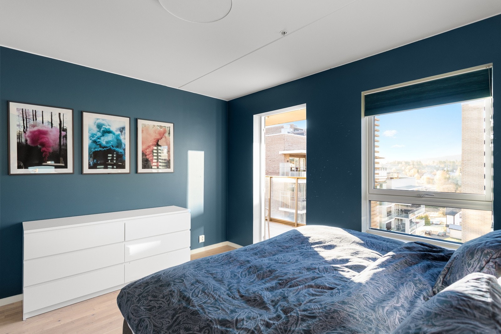 På soverommet har du god plass til en stor dobbeltseng med tilhørende nattbord, samt en kontorpult eller kommoder. Galleribilde