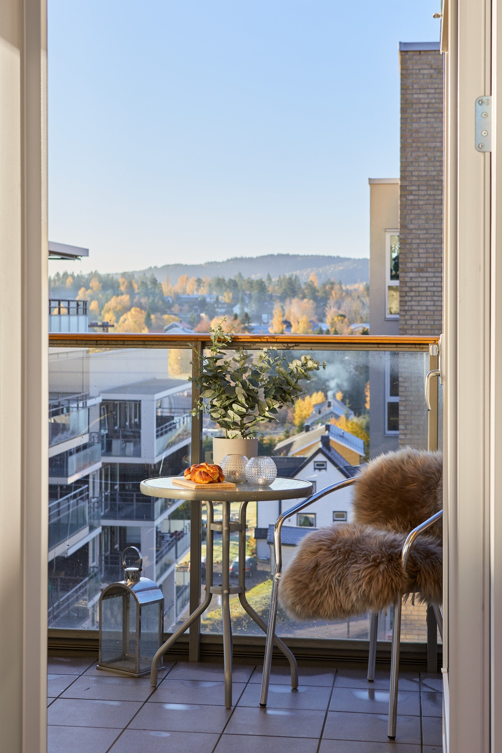 Både fra stuen og hovedsoverommet har du utgang til en flott og solrik sydvendt balkong på ca. 18,5m². Galleribilde