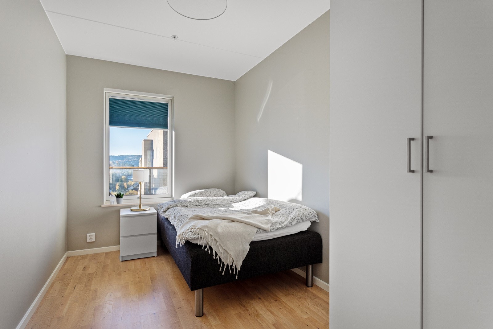 Samme gode standard som resten av leiligheten med hvitpigmentert eikeparkett på gulv og glatte overflater malt i en fin lys farge. Galleribilde