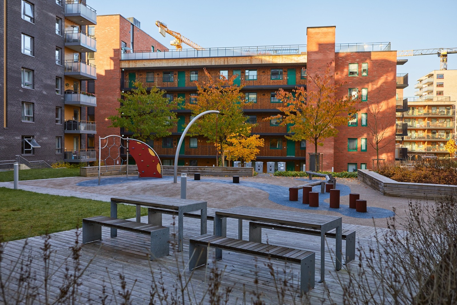 Fellesarealene er parkmessig opparbeidet med steinheller, bed, lekeplass, variert beplantning og gressplener. Galleribilde