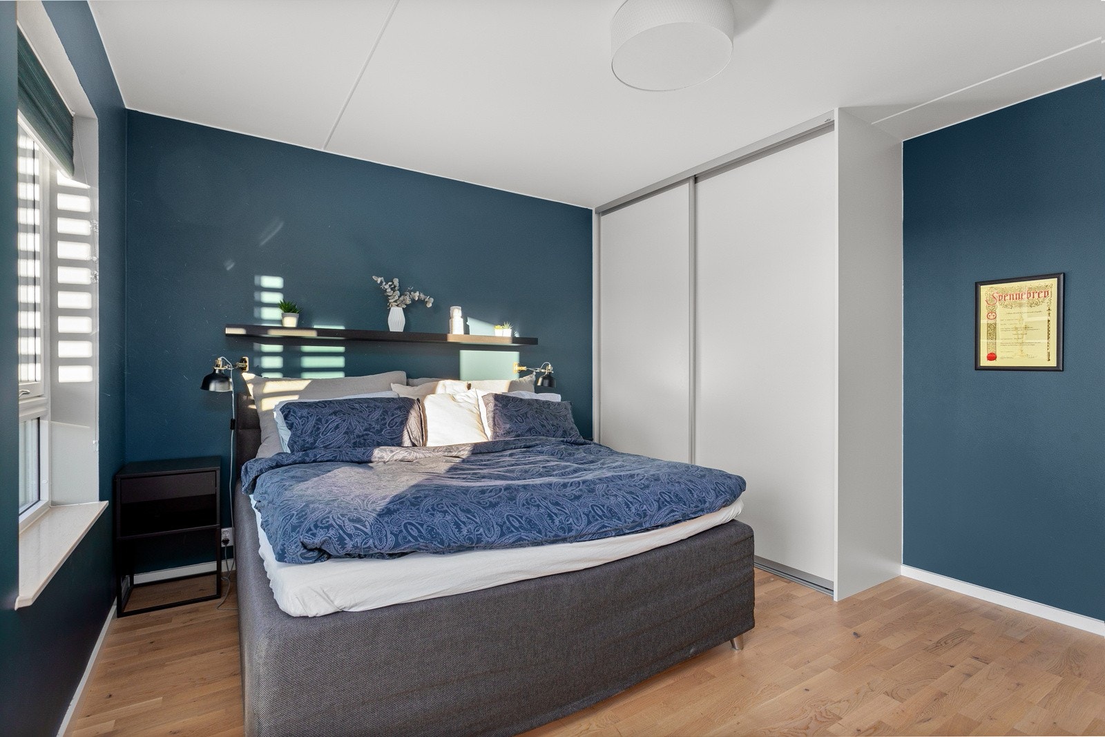 Rikelig med oppbevaringsplass i stor plassbygget skyvedørsgarderobe med lyse glatte dører. Galleribilde