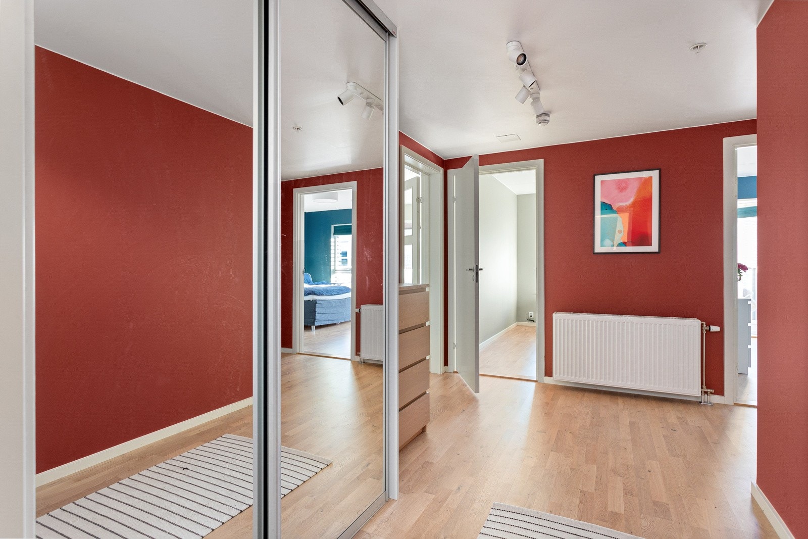 Du tar deg opp til leiligheten i byggets 7. etasje via felles trapperom med heisadkomst. Når du entrer leiligheten kommer du inn i en lys, innbydende og praktisk entré. Galleribilde
