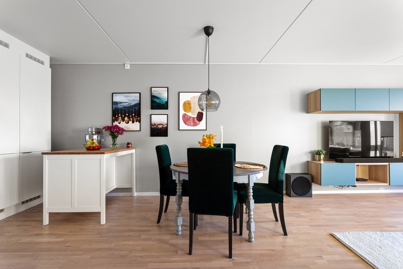 Kjøkkenet ligger i en fin, sosial og åpen løsning med stuen. Galleribilde