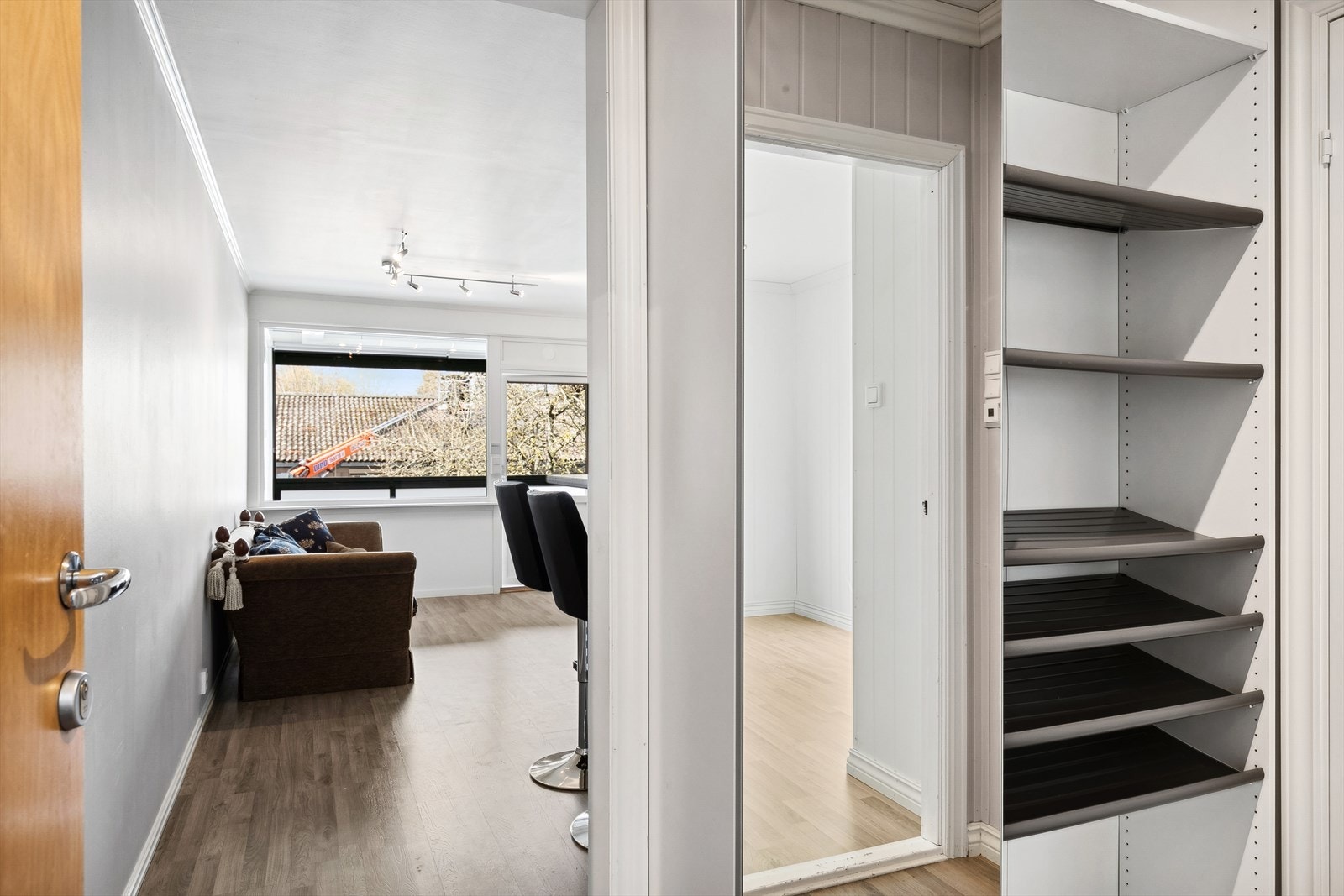 Entrè med medfølgende garderobeskap Galleribilde