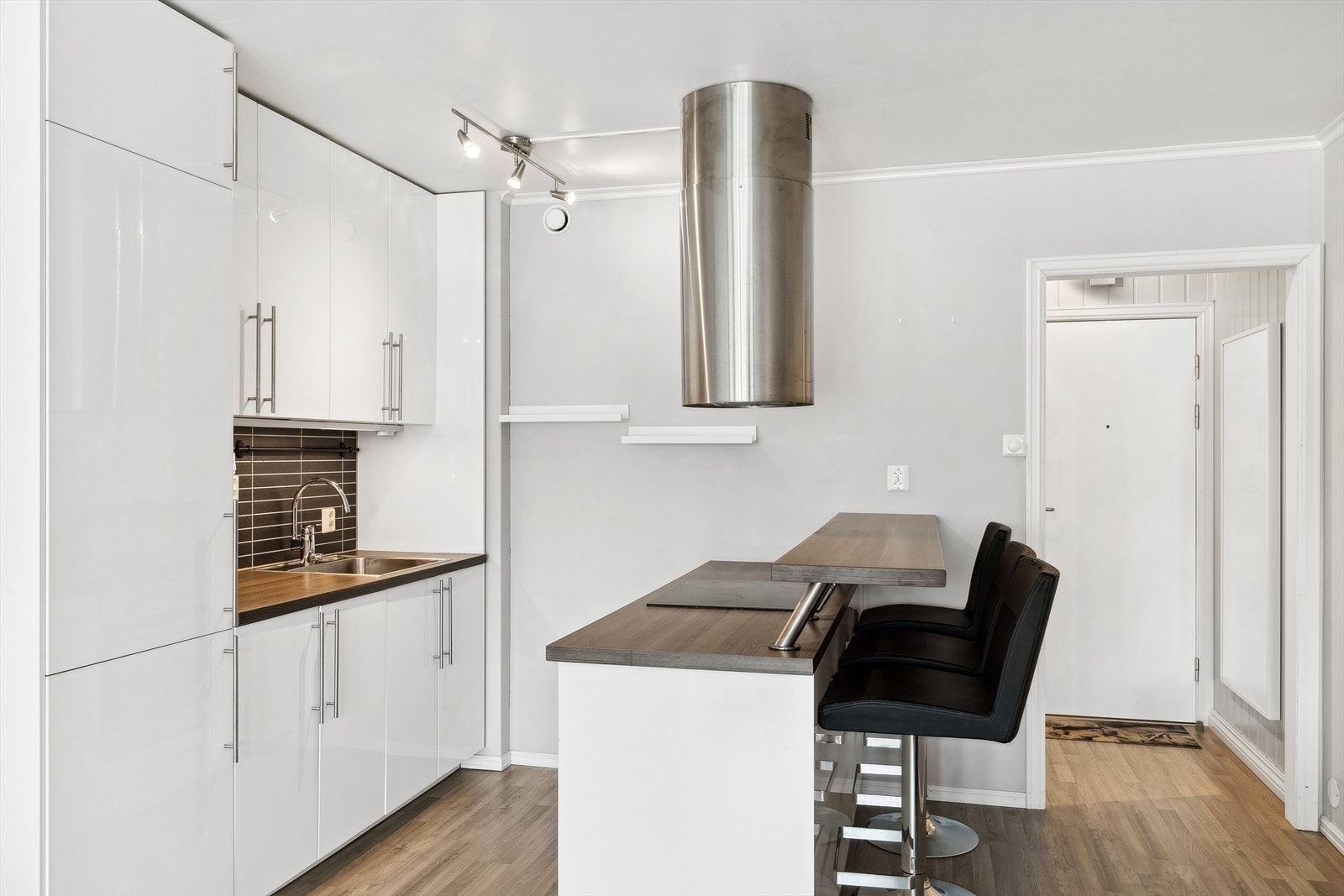 Nyere kjøkken i åpen løsning Galleribilde