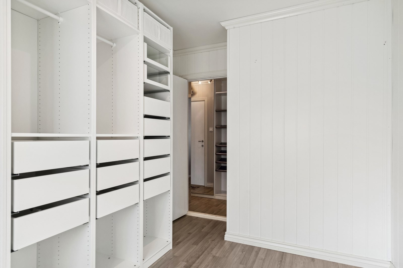 Soverom med medfølgende garderobeskap Galleribilde