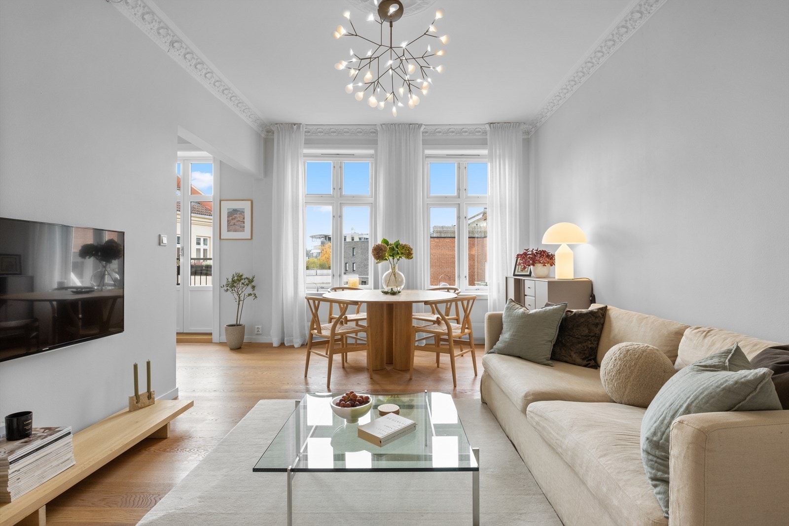 Leiligheten har hver sine naturlige soner for både spisegruppe og sofagruppe. Galleribilde