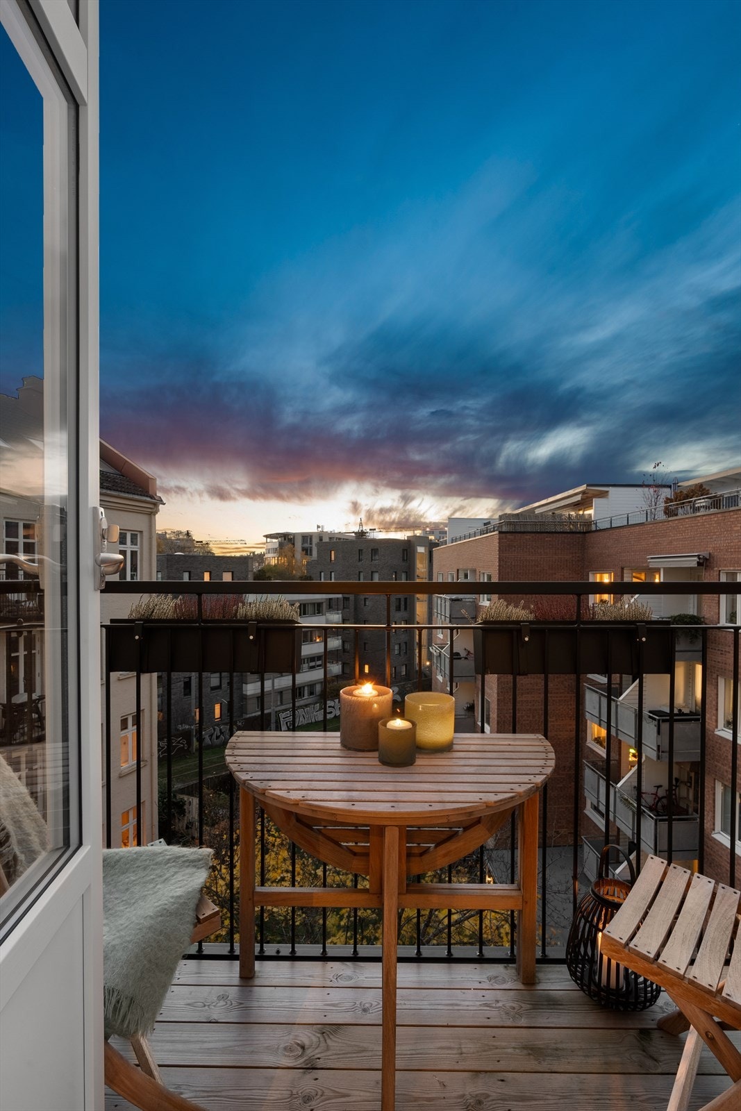 Upåklagelig kveldshimmel rett inn i leiligheten. Galleribilde