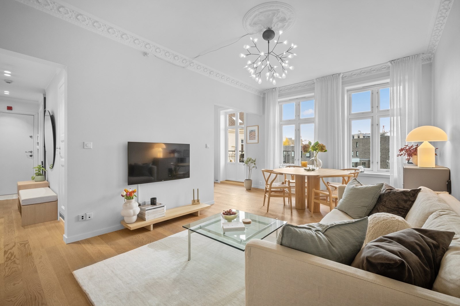 Pene, klassiske detaljer som stukkatur, rosett og god takhøyde. Galleribilde