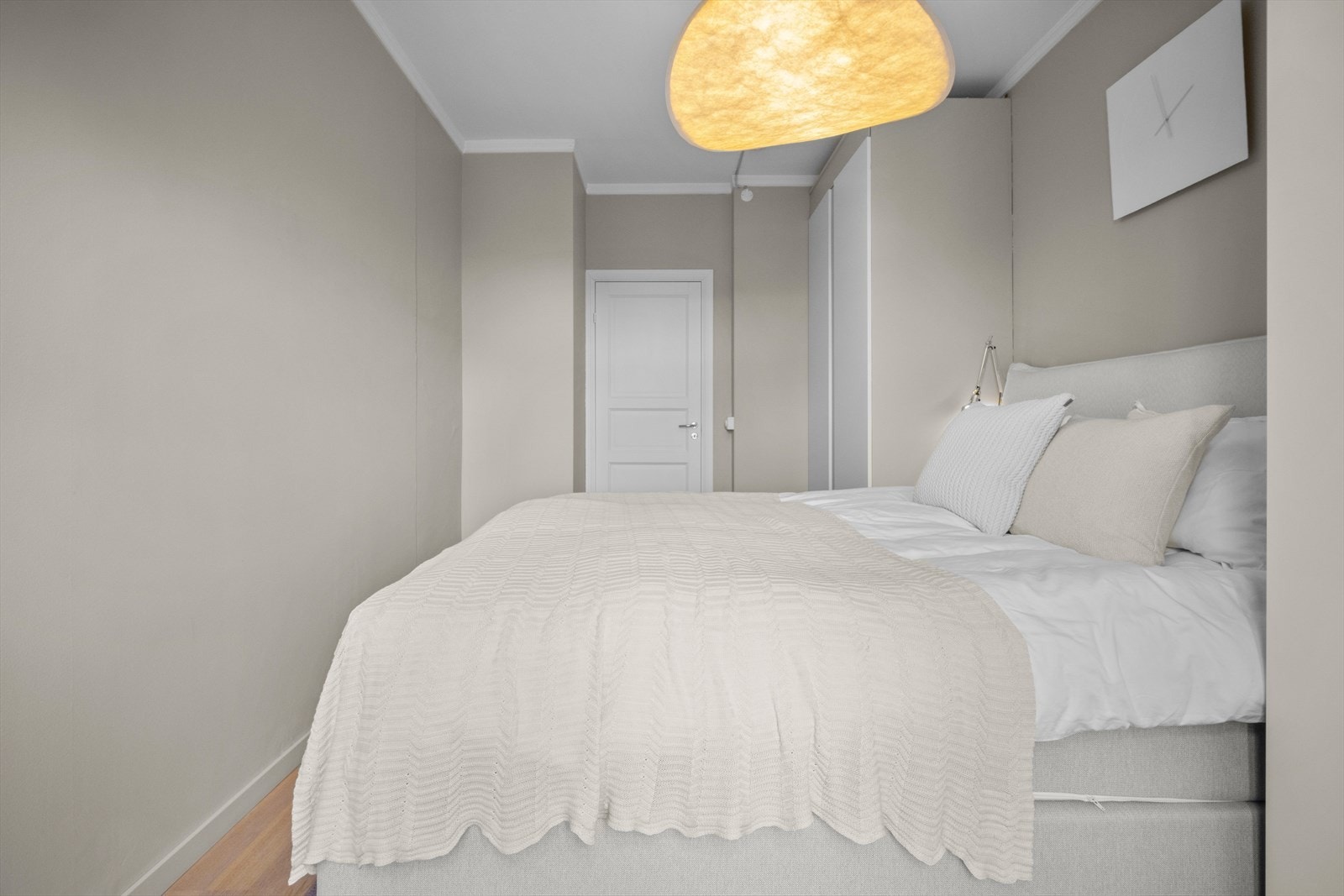 Pene, duse overflater og parkett på gulv. Galleribilde