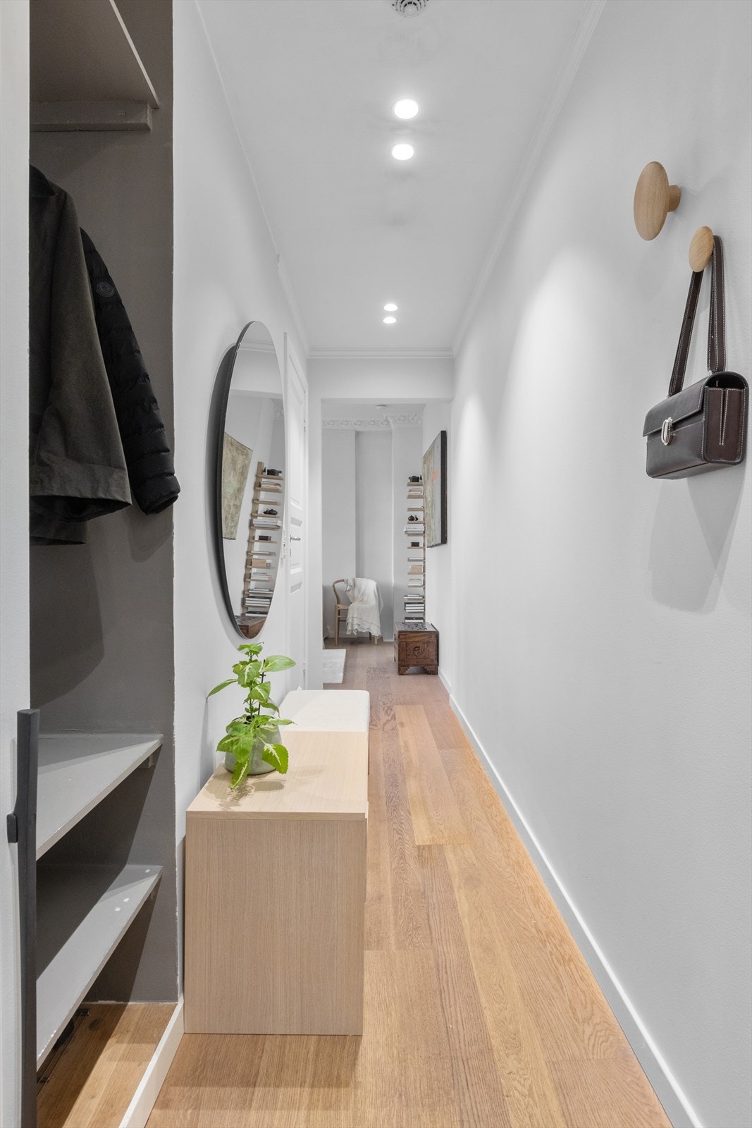 Entré med nisje til garderobeskap samt klesoppheng langs vegg. Galleribilde