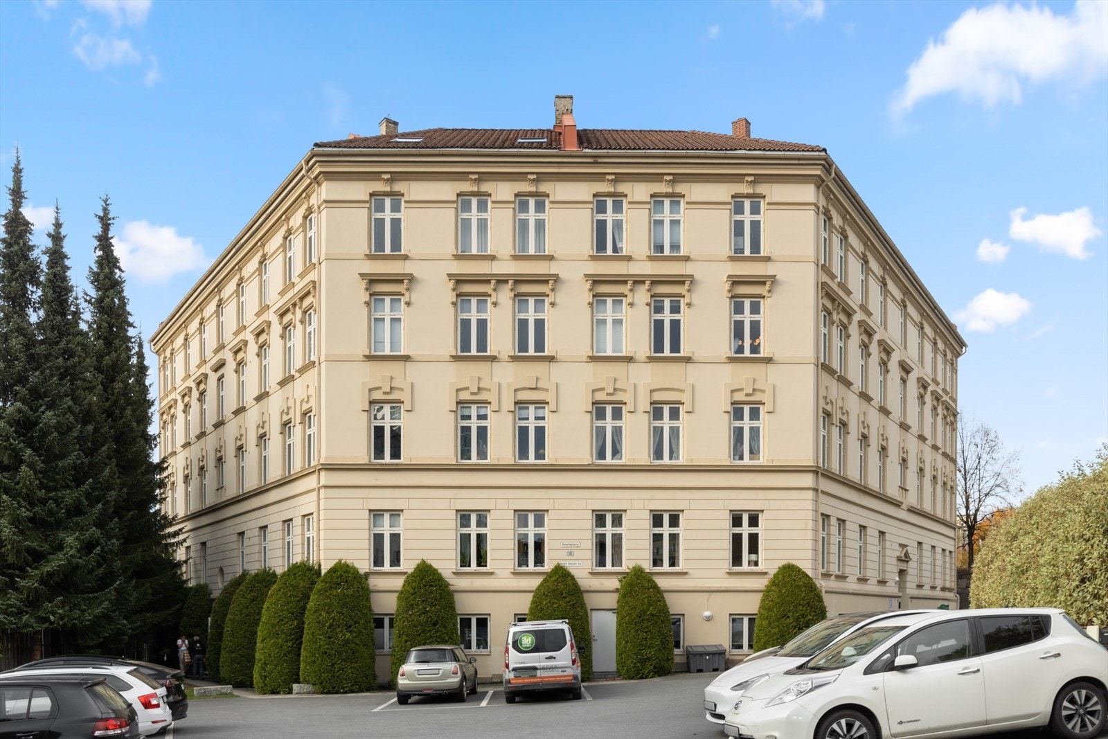 Det er mulig å leie parkeringsplass for kr. 150 pr md, etter ansiennitet. Galleribilde