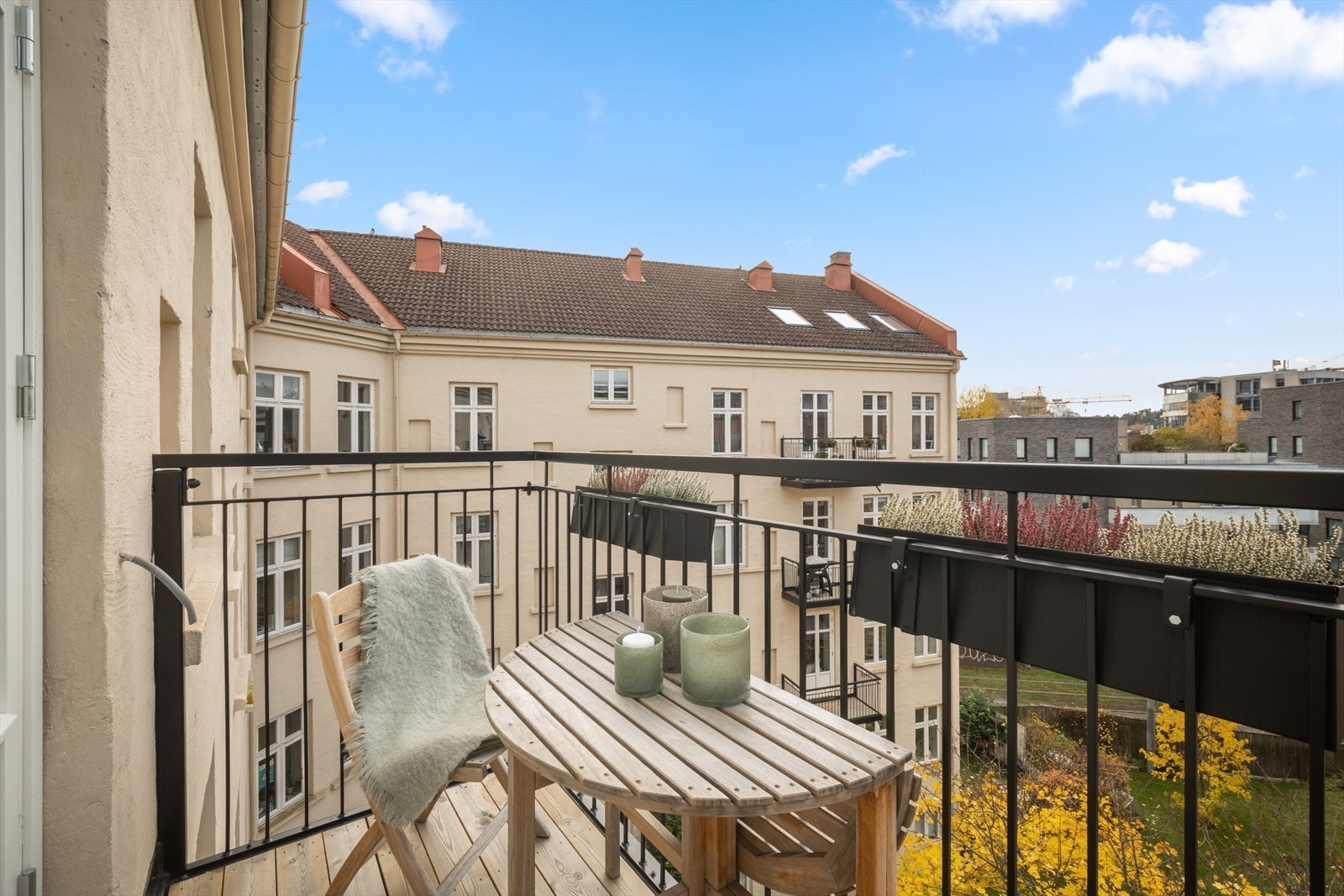 Balkongen vender mot skjermet bakgård. I tillegg er det felles takterrasse i nr. 20. Galleribilde