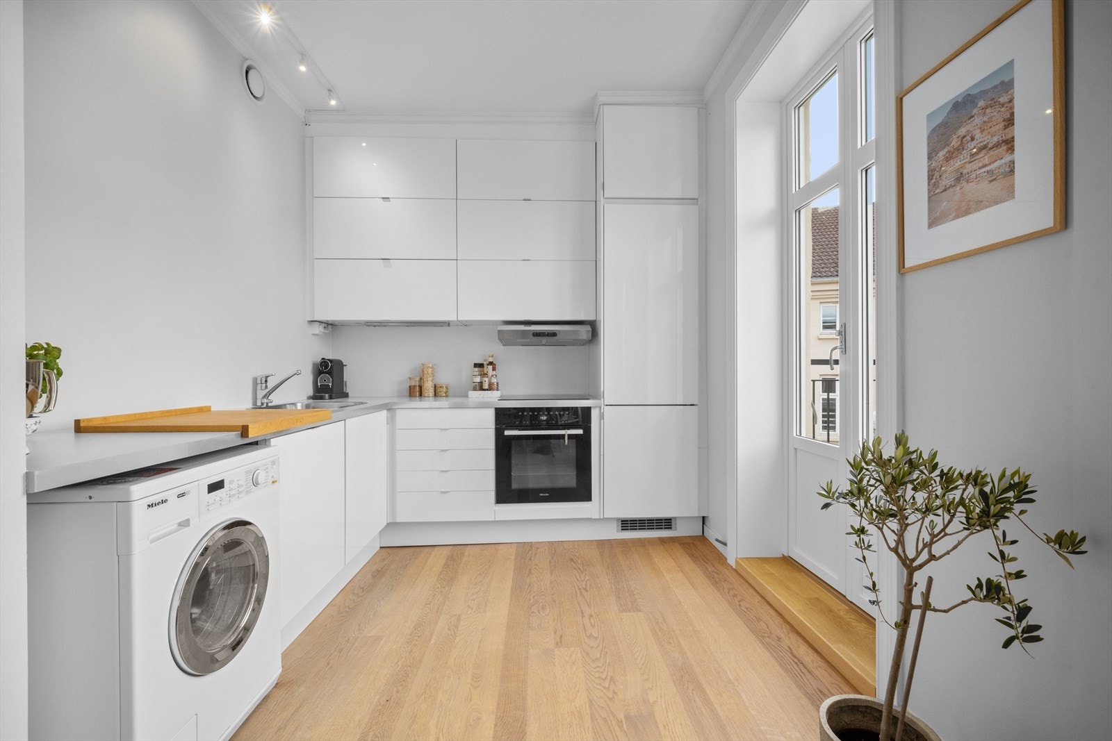 Integrert stekeovn, platetopp, kombinert kjøl/frys og oppvaskmaskin. Det er i tillegg opplegg for vaskemaskin. Galleribilde