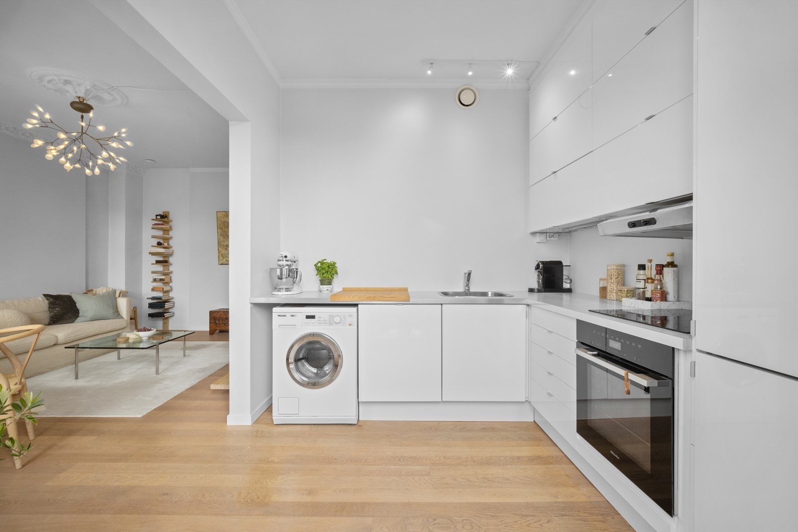 Lyst kjøkken med integrerte hvitevarer og godt med oppbevaringsplass. Varmtvann er inkl. i felleskostnadene. Galleribilde