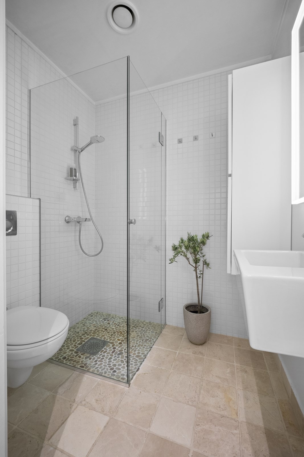 Pent, flislagt bad med varmekabler i gulv. Oppdriftsventilasjon med ventil. Galleribilde