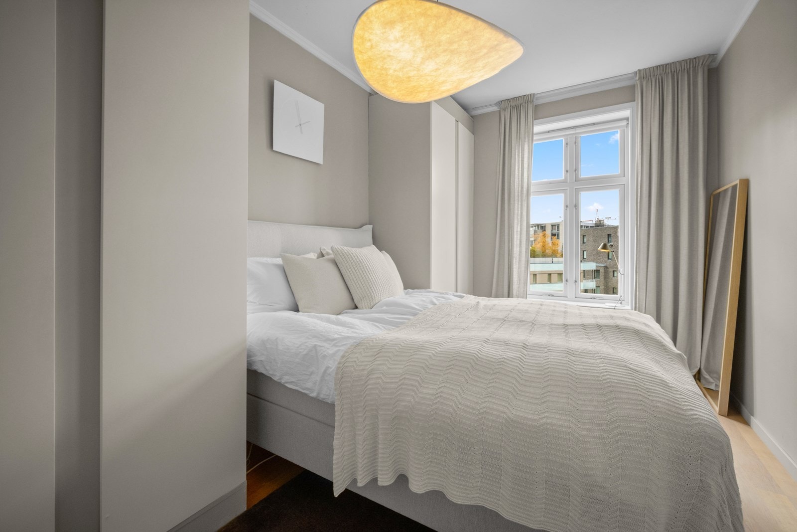 Lyst og hyggelig soverom med dobbeltseng og garderobeskap. Minimalt med direkte innsyn. Galleribilde