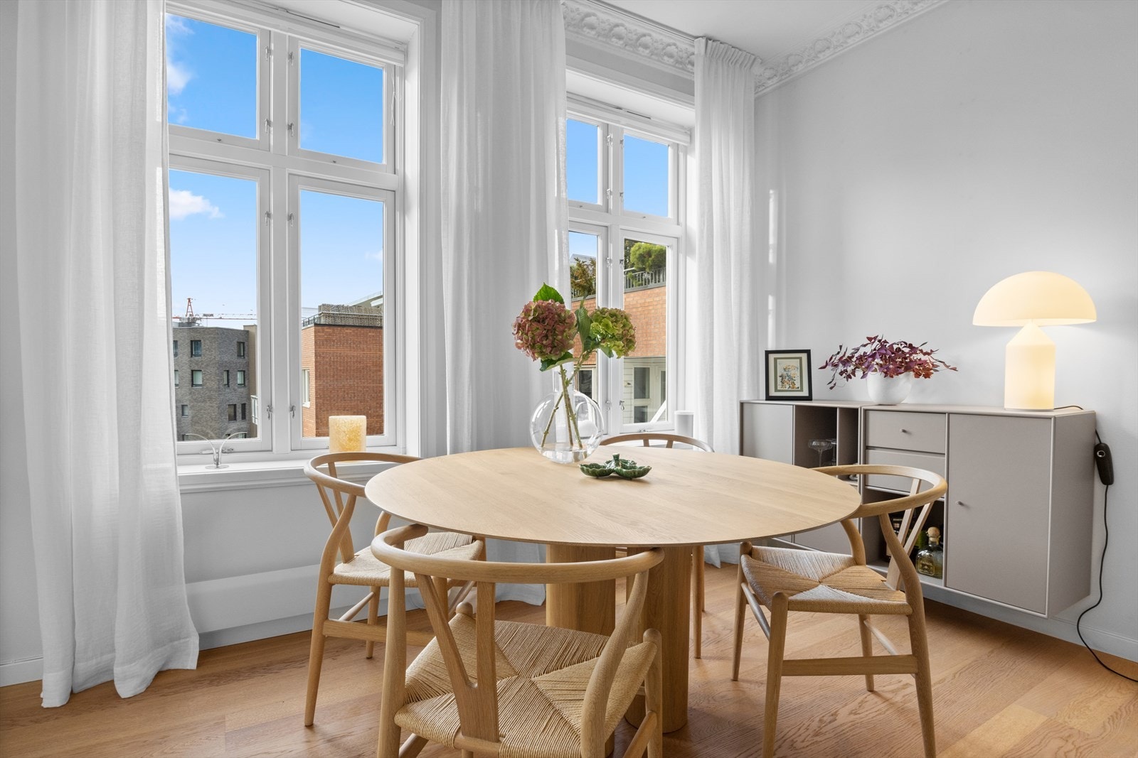 Store vindusflater som slipper inn rikelig med lys og med dype karmer. Galleribilde