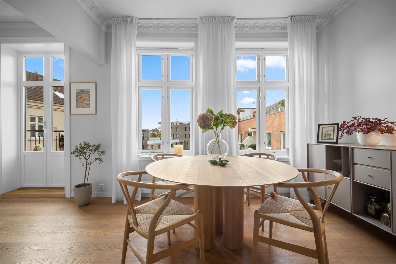 Leiligheten er på enden av bygget og vender i sin helhet mot hyggelig bakgård. Galleribilde