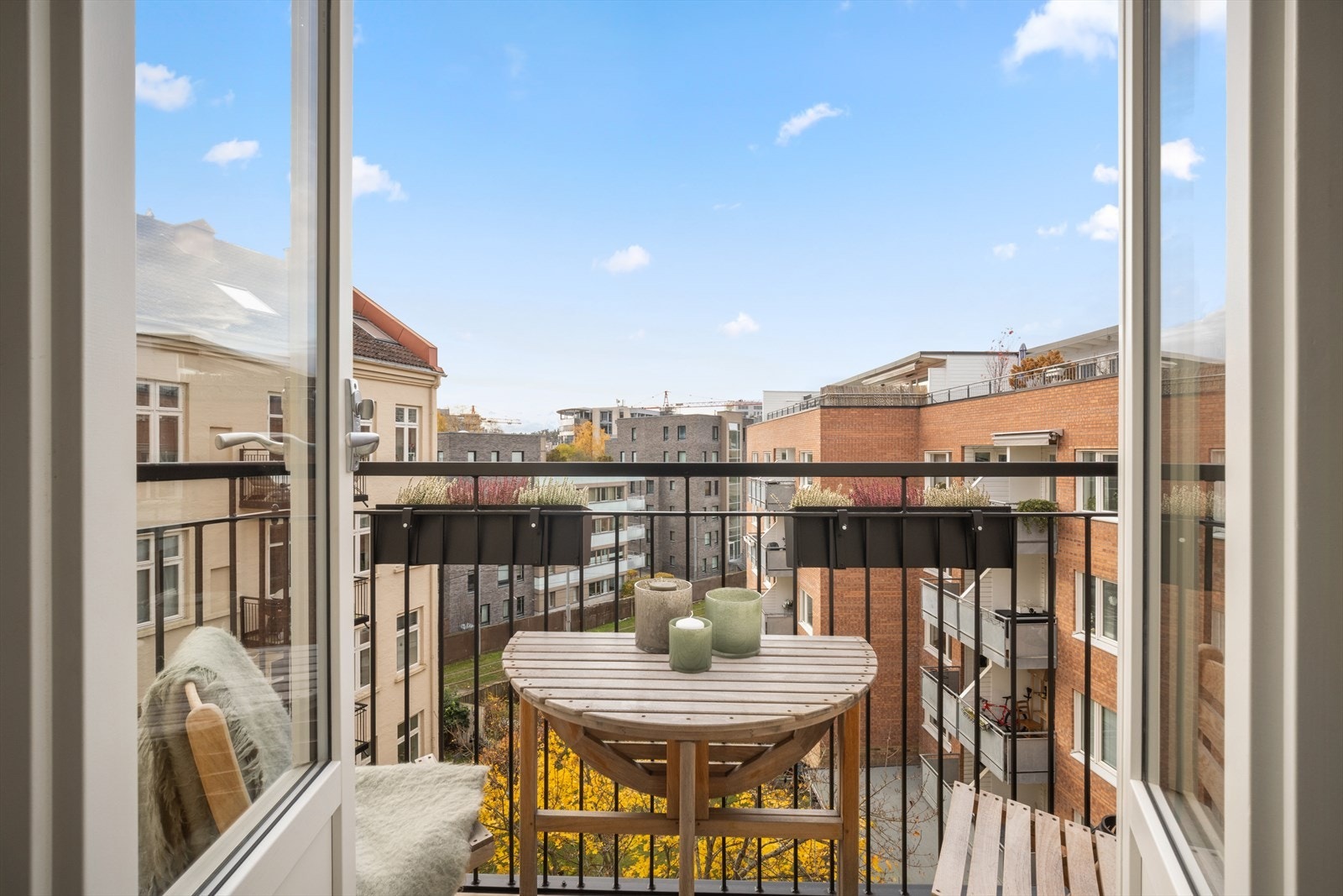 Klassisk 2-roms selveier beliggende høyt og fritt utsyn - Vestvendt balkong med sol til langt på kveld om sommeren. Galleribilde